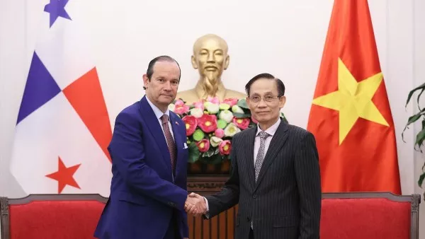 Foreign Minister Le Hoai Trung and Panamanian Foreign Minister Javier Eduardo Martínez-Acha Vásquez discuss bilateral cooperation in Hanoi