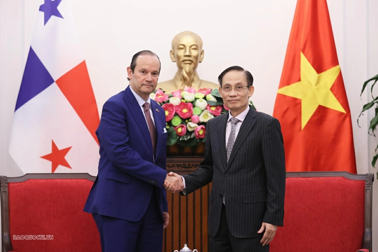Vietnam, Panama Foreign Ministers discuss bilateral cooperation in Hanoi