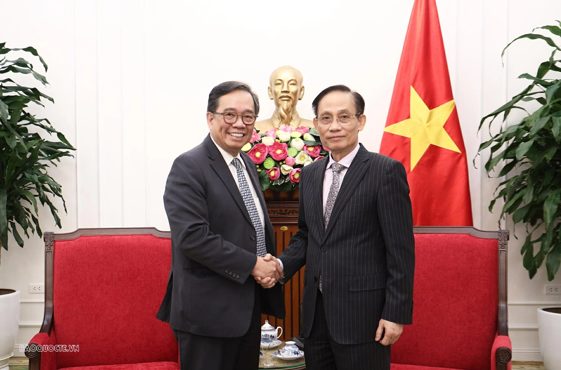 Politburo Member, Foreign Minister Le Hoai Trung receives Philippine Undersecretary of Foreign Affairs Politburo Member, Foreign Minister Le Hoai Trung receives Philippine Undersecretary of Foreign Affairs