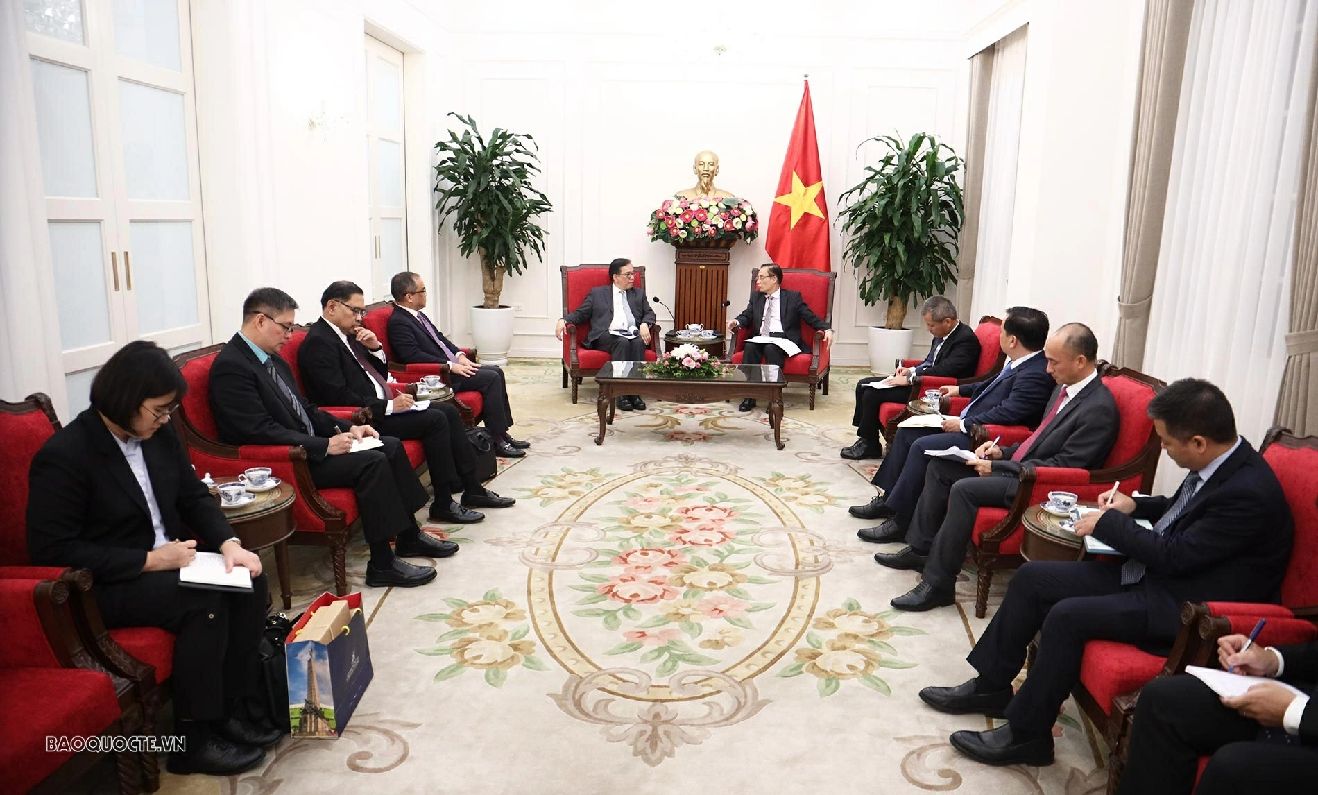 Politburo Member, Foreign Minister Le Hoai Trung receives Philippine Undersecretary of Foreign Affairs Politburo Member, Foreign Minister Le Hoai Trung receives Philippine Undersecretary of Foreign Affairs