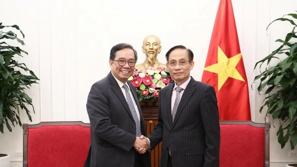 Politburo Member, Foreign Minister Le Hoai Trung receives Philippine Undersecretary of Foreign Affairs