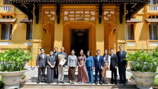 Deputy FM Le Thi Thu Hang presents License to reopen KBS Permanent Office in Vietnam