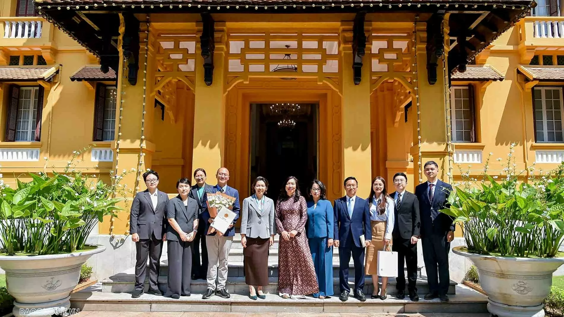 Deputy FM Le Thi Thu Hang presents License to reopen KBS Permanent Office in Vietnam