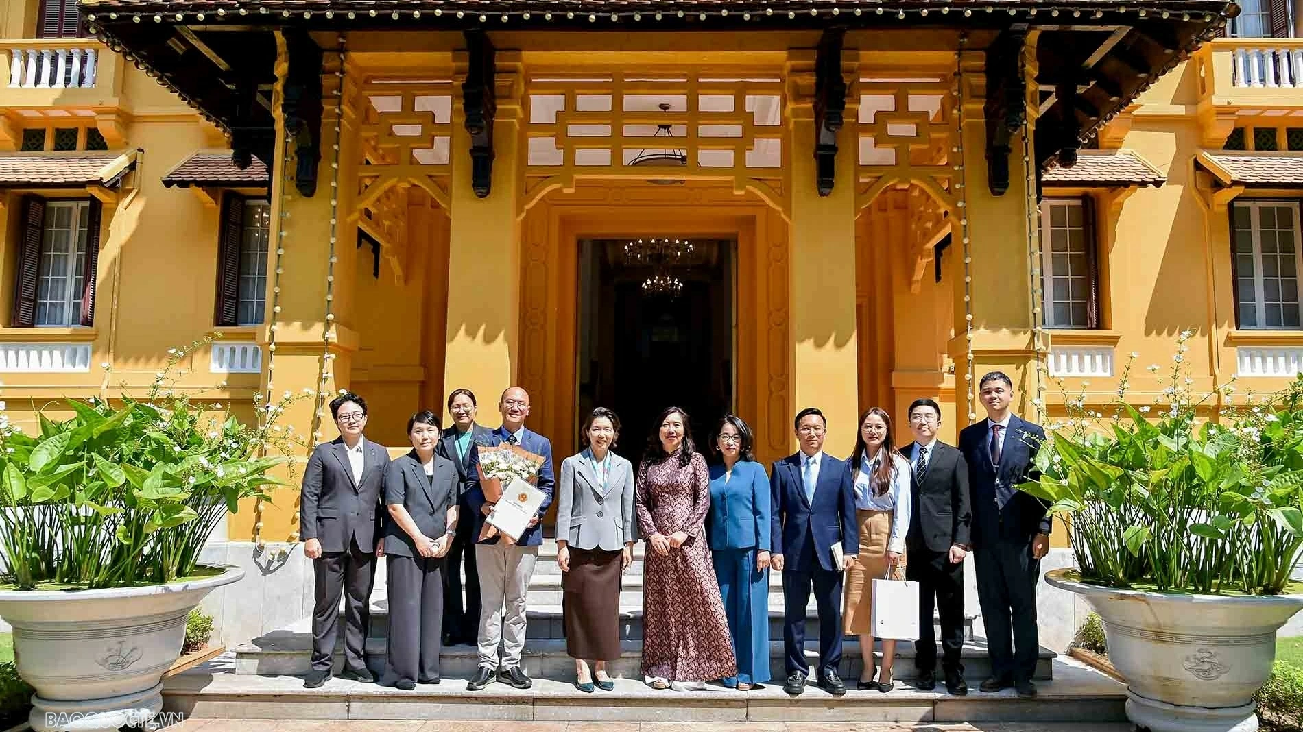 Deputy FM Le Thi Thu Hang presents License to reopen KBS Permanent Office in Vietnam