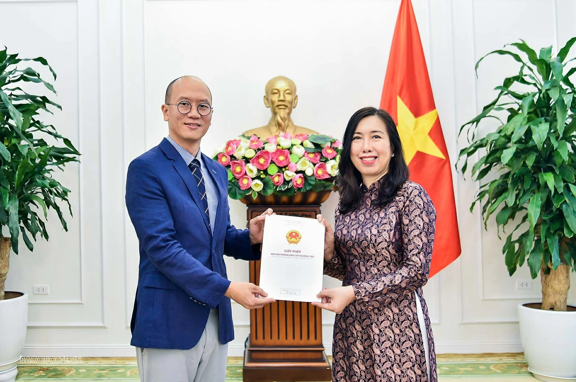 Deputy FM Le Thi Thu Hang presents License to reopen KBS Permanent Office in Vietnam