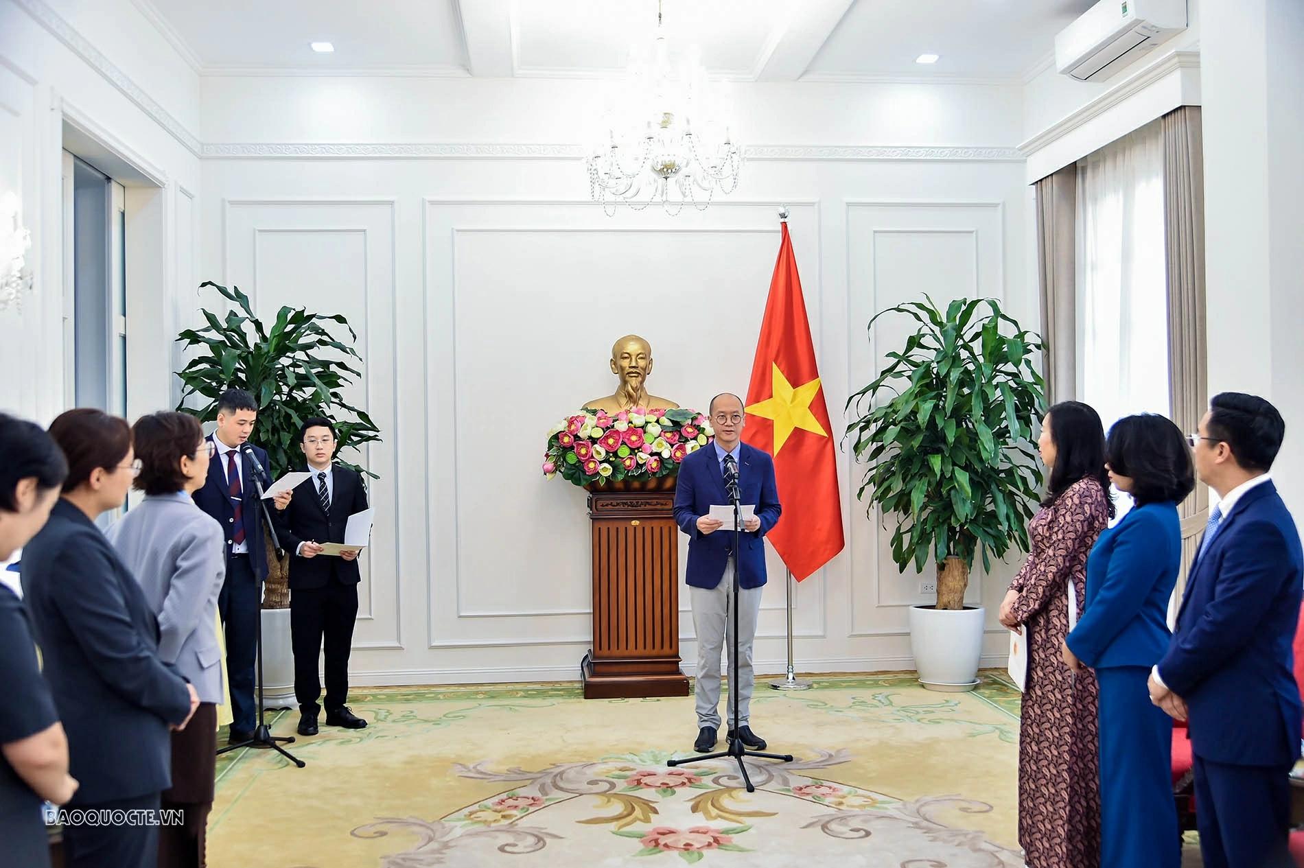 Deputy FM Le Thi Thu Hang presents License to reopen KBS Permanent Office in Vietnam