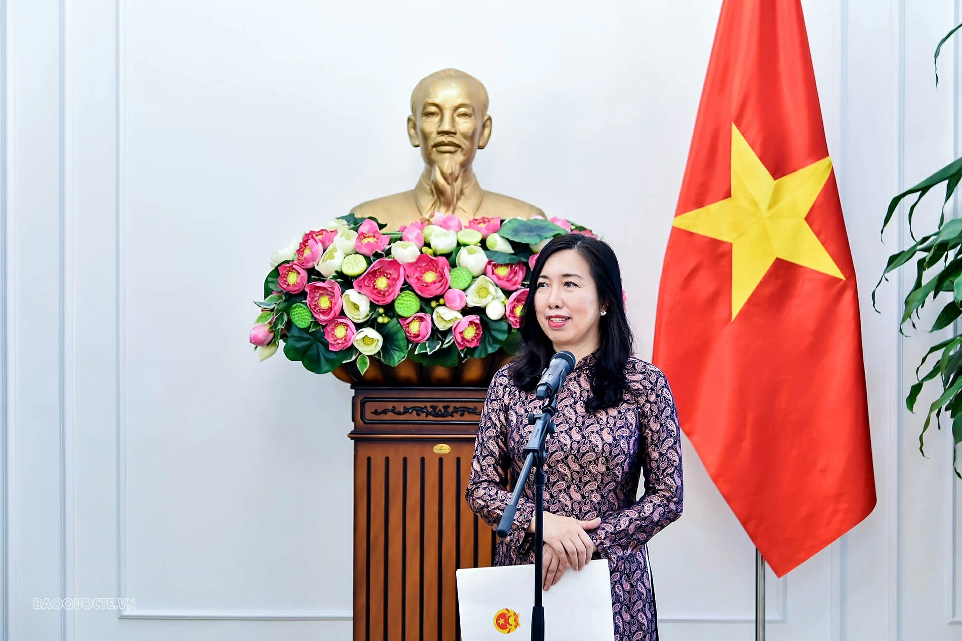 Deputy FM Le Thi Thu Hang presents License to reopen KBS Permanent Office in Vietnam