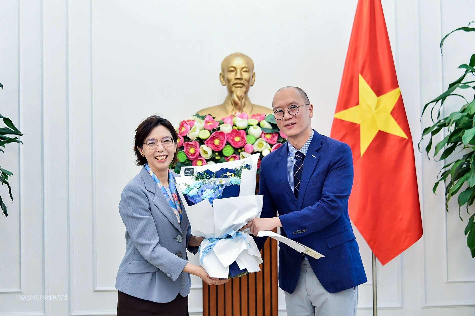 Deputy FM Le Thi Thu Hang presents License to reopen KBS Permanent Office in Vietnam