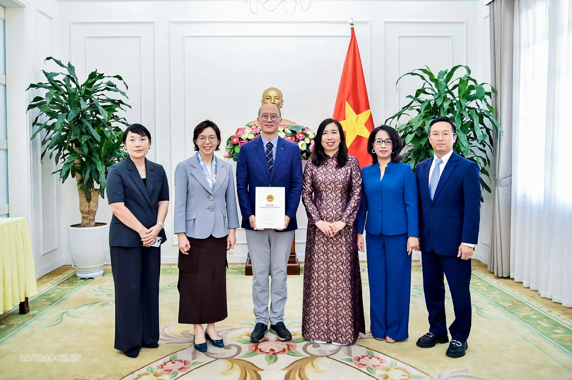 Deputy FM Le Thi Thu Hang presents License to reopen KBS Permanent Office in Vietnam
