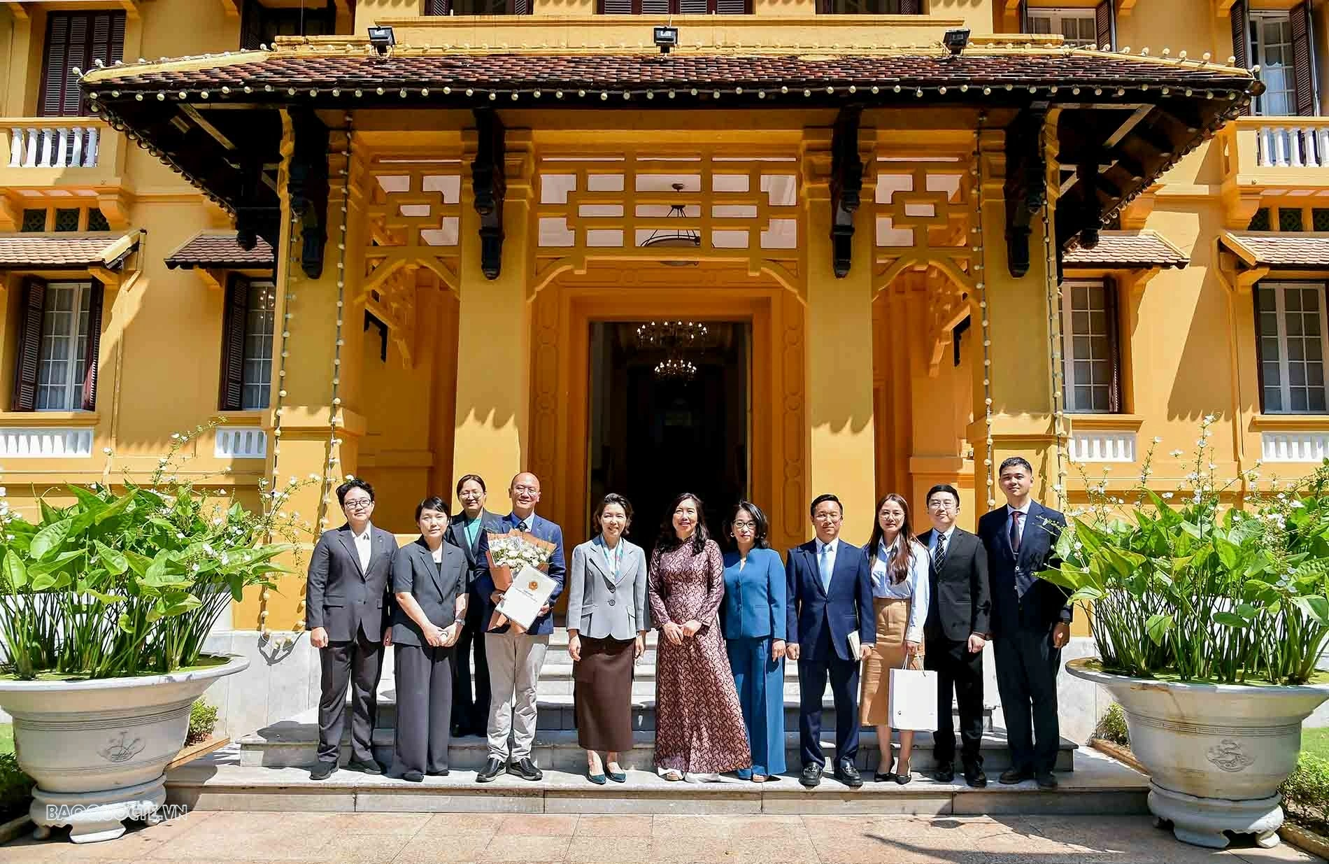 Deputy FM Le Thi Thu Hang presents License to reopen KBS Permanent Office in Vietnam