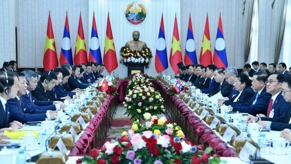 Prime Minister Le Minh Hung holds talks with Lao counterpart Saleumxay Kommasith in Vientiane