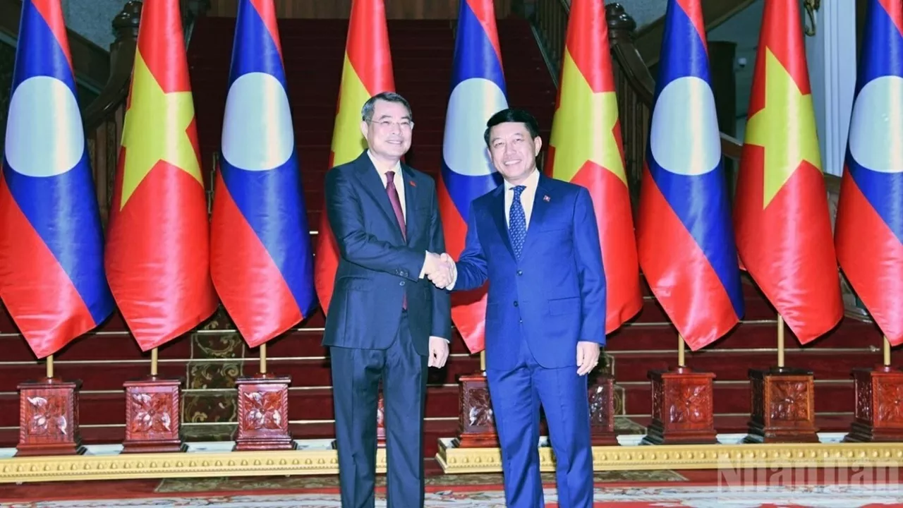 Prime Minister Le Minh Hung holds talks with Lao counterpart Saleumxay Kommasith in Vientiane