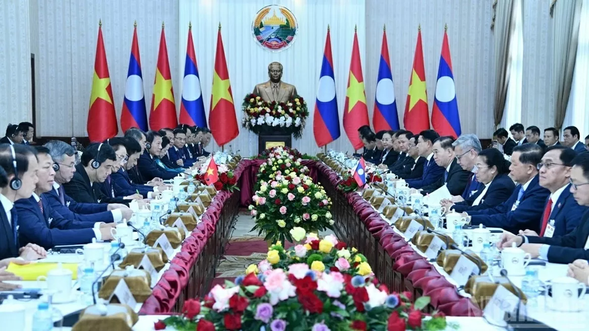 Prime Minister Le Minh Hung holds talks with Lao counterpart Saleumxay Kommasith in Vientiane