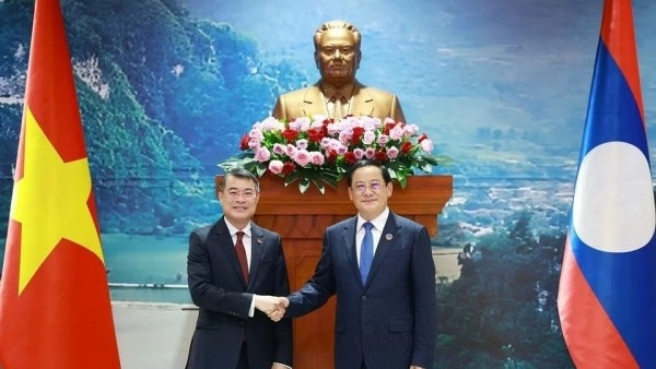 Prime Minister Le Minh Hung meets with Lao National Assembly President Sonexay Siphandone in Vientiane