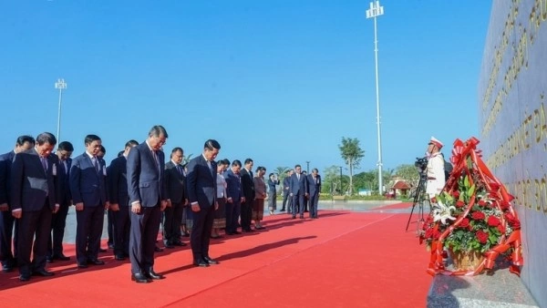 Prime Ministers pay tribute to late Vietnamese, Lao leaders in Vientiane