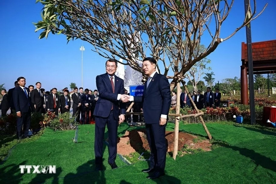 Prime Ministers pay tribute to late Vietnamese, Lao leaders in Vientiane