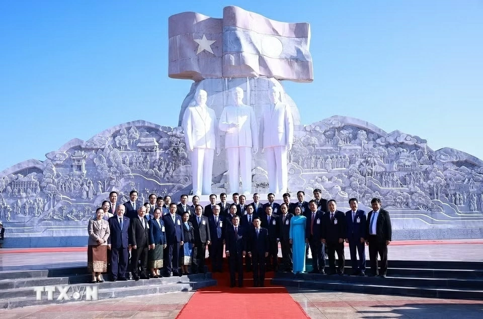 Prime Ministers pay tribute to late Vietnamese, Lao leaders in Vientiane