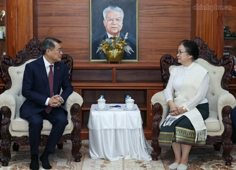 Prime Ministers pay tribute to late Vietnamese, Lao leaders in Vientiane