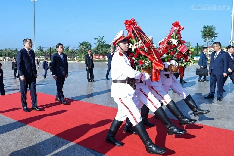 Prime Ministers pay tribute to late Vietnamese, Lao leaders in Vientiane Prime Ministers pay tribute to late Vietnamese, Lao leaders in Vientiane