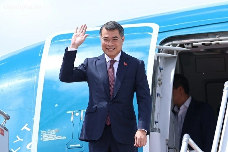 Prime Minister Le Minh Hung arrives in Phnom Penh, starting official visit to Cambodia