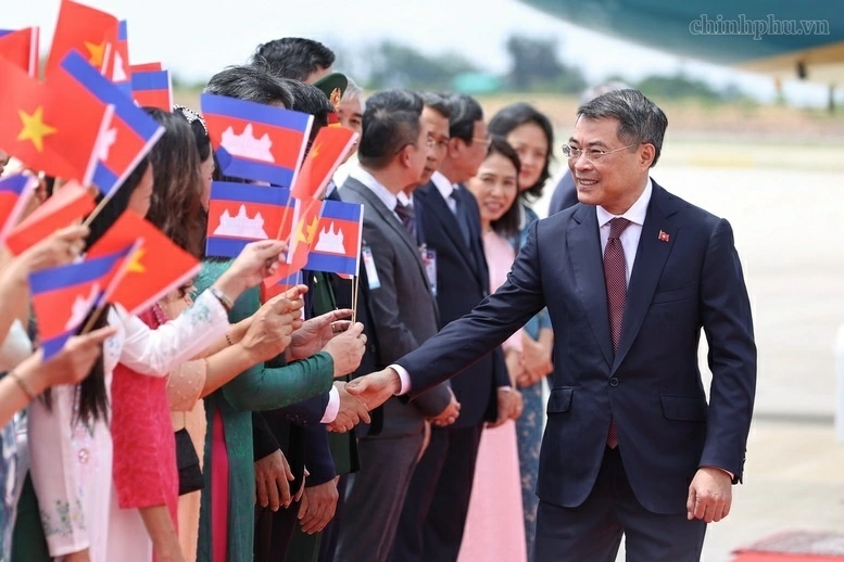 Prime Minister Le Minh Hung arrives in Phnom Penh, starting official visit to Cambodia