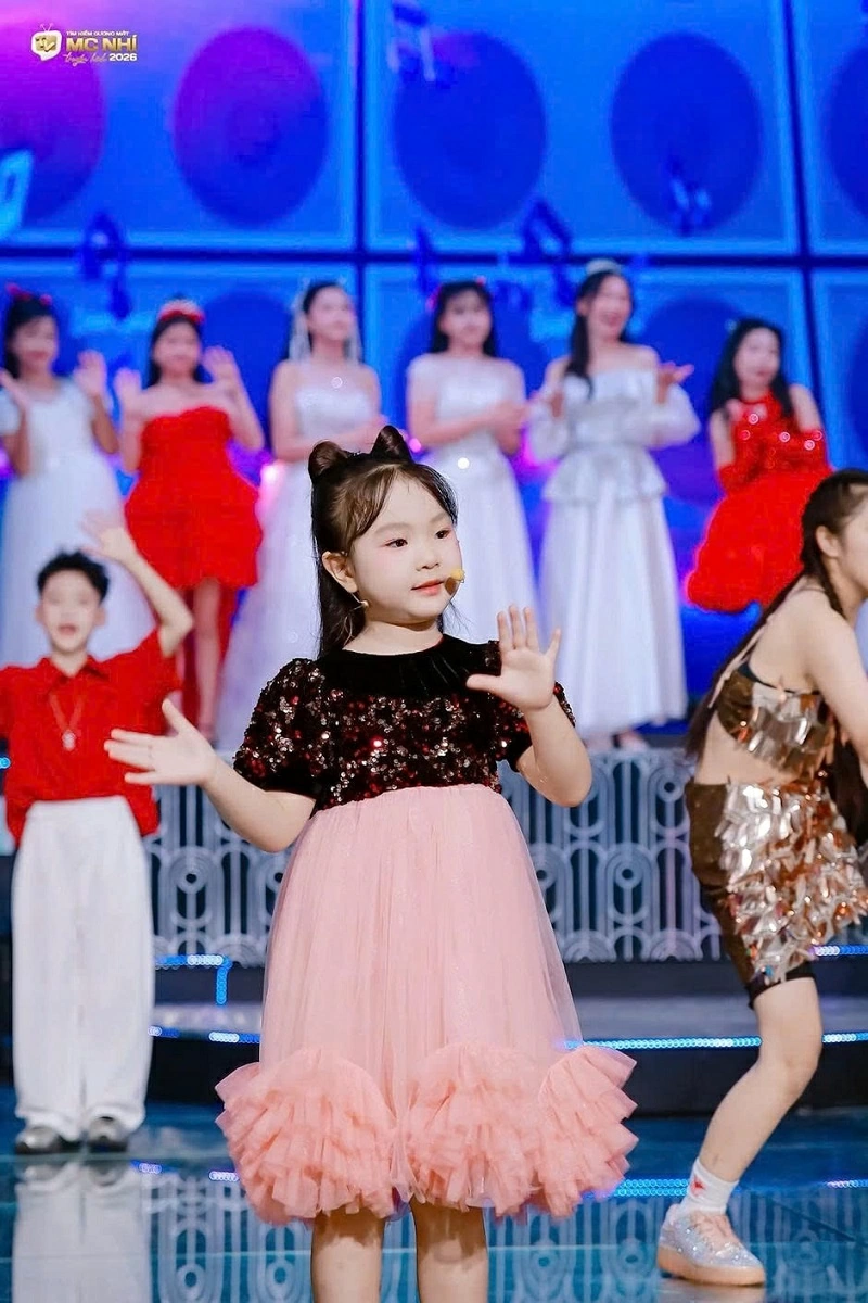 In 2025, she appeared in the television drama “Vuot Qua Cam Bay” (Overcoming the Trap), produced by the Sunrise Film Academy. 
