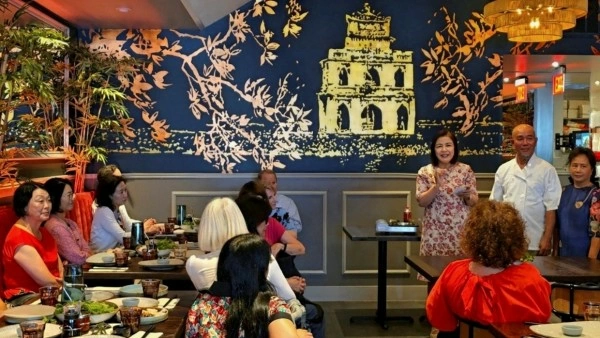 Introducing Vietnamese cuisine to international friends in San Francisco (USA)