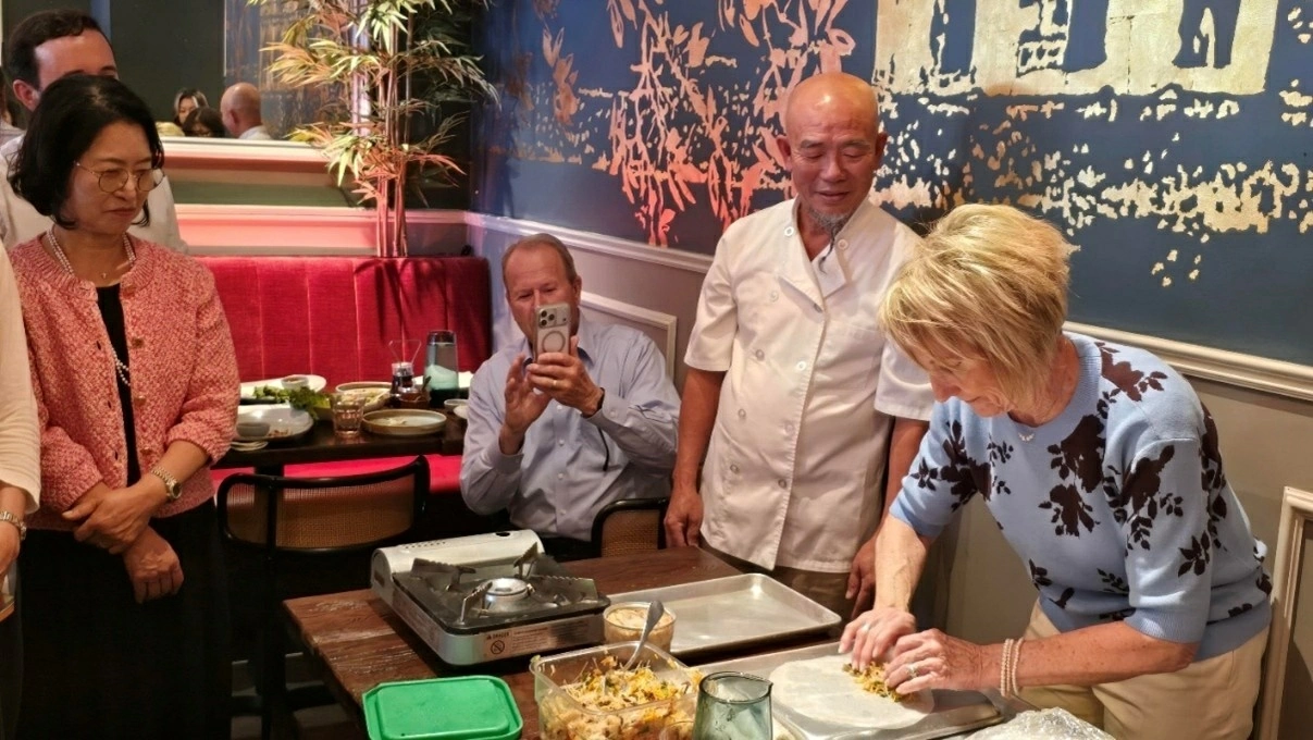 Introducing Vietnamese cuisine to international friends in San Francisco (USA)