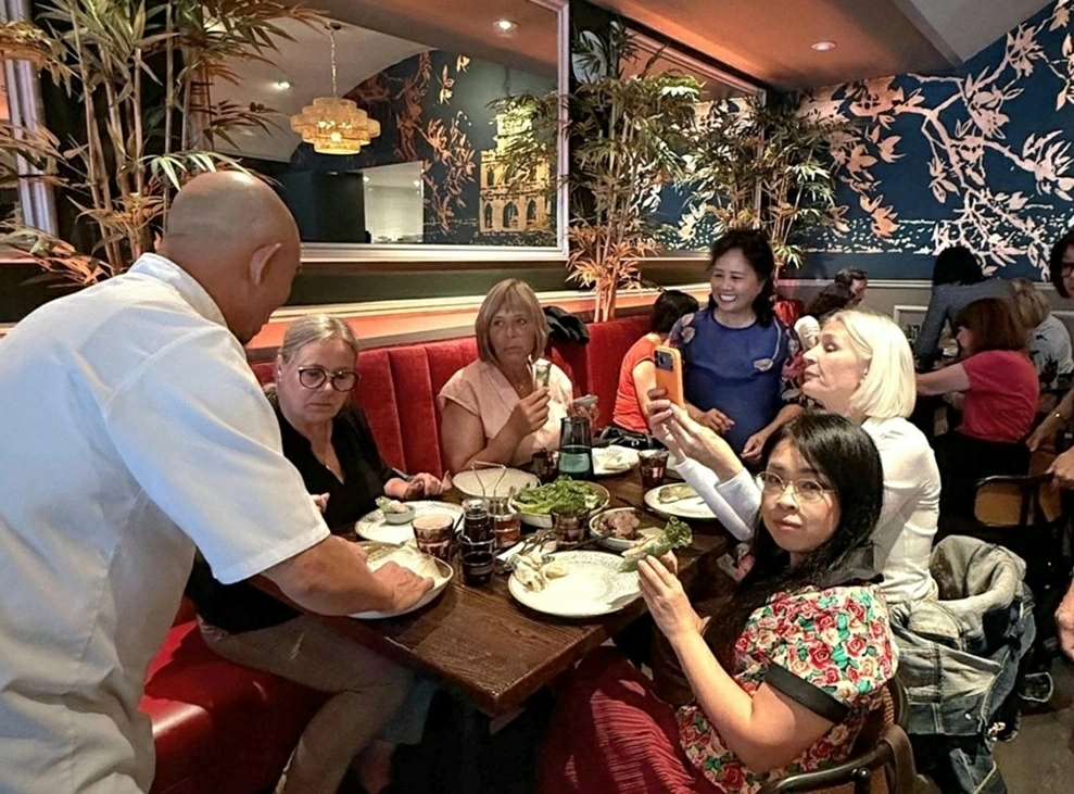 Introducing Vietnamese cuisine to international friends in San Francisco Introducing Vietnamese cuisine to international friends in San Francisco