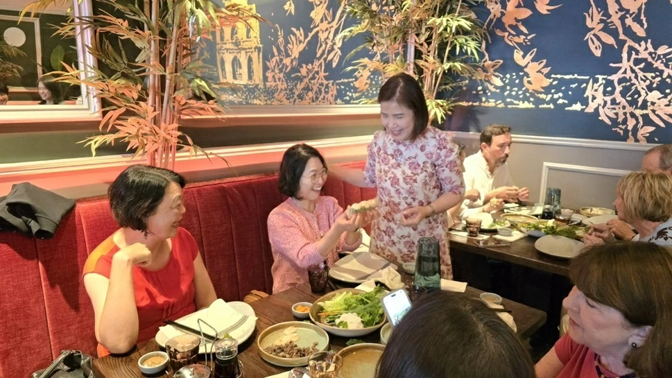 Introducing Vietnamese cuisine to international friends in San Francisco Introducing Vietnamese cuisine to international friends in San Francisco