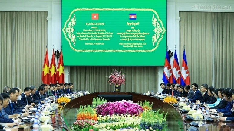 Vietnam, Cambodia Prime Ministers hold talks to promote all-round ties