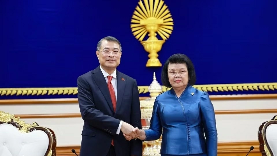 Prime Minister Le Minh Hung meets Cambodian National Assembly President Khuon Sudary in Phnom Penh