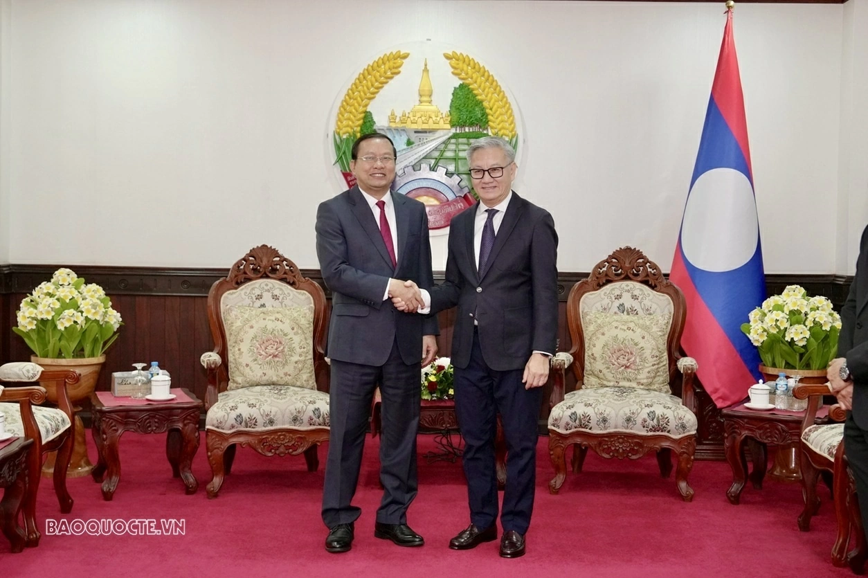 Vietnamese Consul General in Savannakhet congratulates Mr Thongsavanh Phomvihane on election to the Politburo of the Lao People's Revolutionary Party