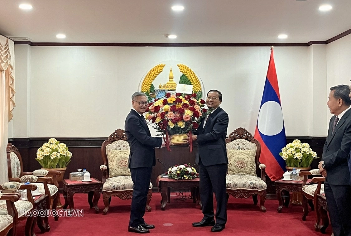 Vietnamese Consul General in Savannakhet congratulates Mr Thongsavanh Phomvihane on election to the Politburo of the Lao People's Revolutionary Party