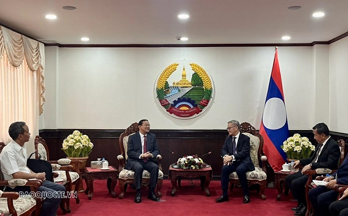 Vietnamese Consul General in Savannakhet congratulates Mr Thongsavanh Phomvihane on election to the Politburo of the Lao People's Revolutionary Party