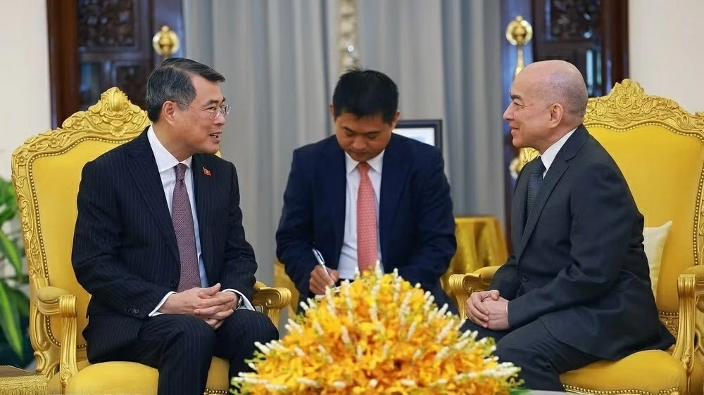 Prime Minister Le Minh Hung pays courtesy visits to Cambodian King, Queen Mother in Phnom Penh