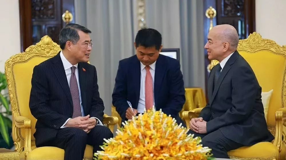 Prime Minister Le Minh Hung pays courtesy visits to Cambodian King, Queen Mother in Phnom Penh