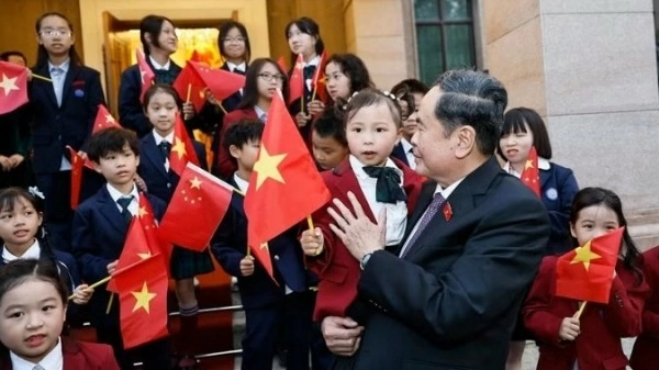 Top legislator meets with Vietnamese community in China