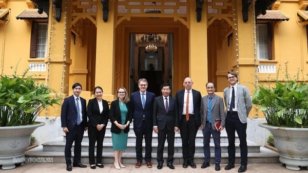 Party Central Committee member, Deputy FM Nguyen Manh Cuong meets with U.S. experts and scholars