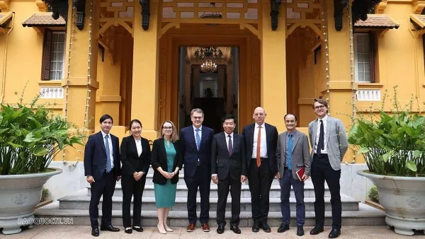 Party Central Committee member, Deputy FM Nguyen Manh Cuong meets with U.S. experts and scholars