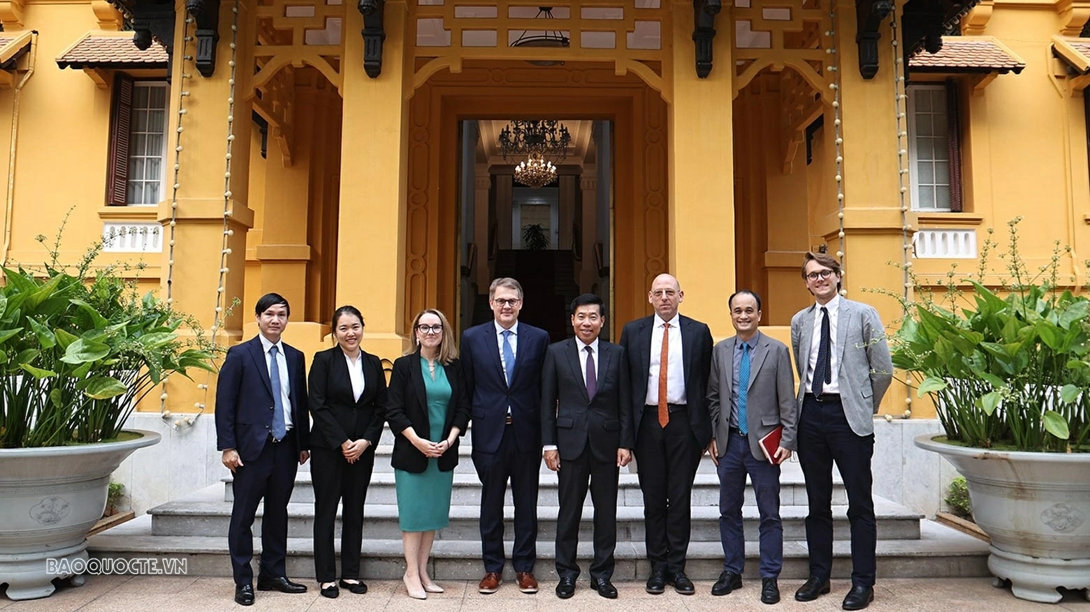 Party Central Committee member, Deputy FM Nguyen Manh Cuong meets with U.S. experts and scholars