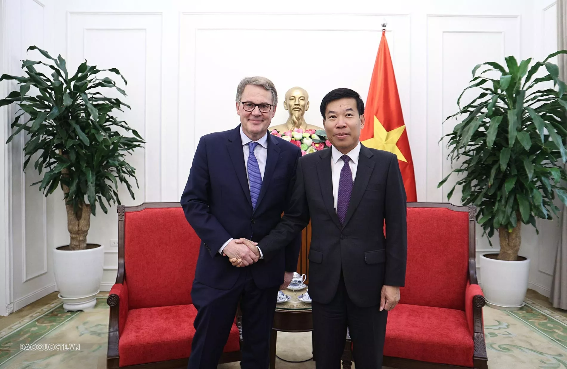 Party Central Committee member, Deputy FM Nguyen Manh Cuong meets with U.S. experts and scholars Party Central Committee member, Deputy FM Nguyen Manh Cuong meets with U.S. experts and scholars