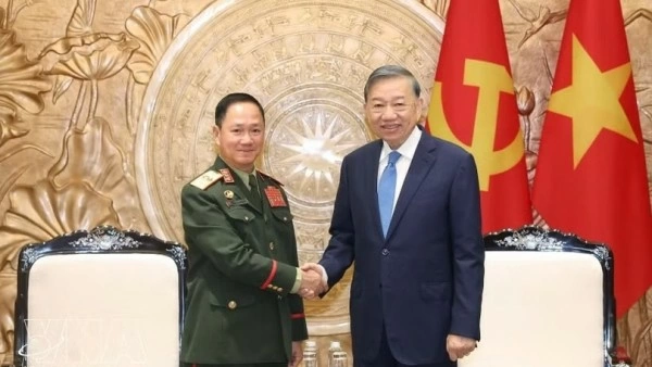 General Secretary, President To Lam hosts Lao Deputy Prime Minister and Defence Minister General Khamlieng Outhakaisone