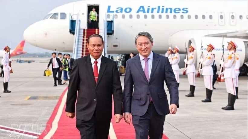 Lao Party leader arrives in Hanoi, beginning official visit to Vietnam