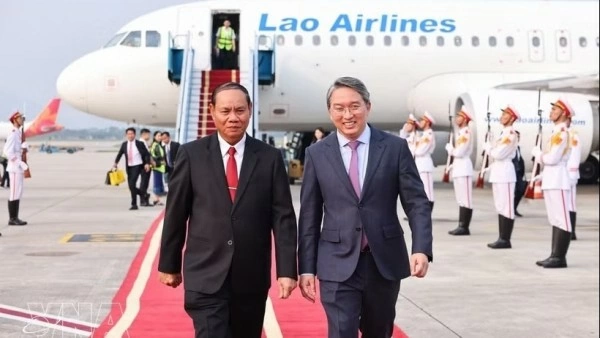 Lao Party leader arrives in Hanoi, beginning official visit to Vietnam