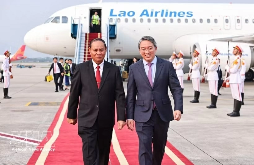 Lao Party leader arrives in Hanoi, beginning official visit to Vietnam Lao Party leader arrives in Hanoi, beginning official visit to Vietnam