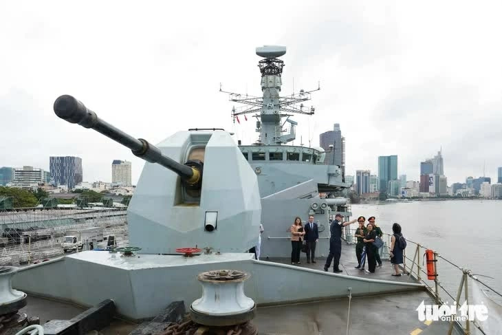 Vào năm 2025, Tàu HMS Richmond của Hải quân Hoàng gia Anh cập cảng Nhà Rồng (TP.HCM), khởi động chuyến thăm Việt Nam lần thứ hai sau chuyến thăm năm 2021. (Nguồn: Báo Tuổi trẻ) Vào năm 2025, Tàu HMS Richmond của Hải quân Hoàng gia Anh cập cảng Nhà Rồng (TP.HCM), khởi động chuyến thăm Việt Nam lần thứ hai sau chuyến thăm năm 2021. (Nguồn: Báo Tuổi trẻ)