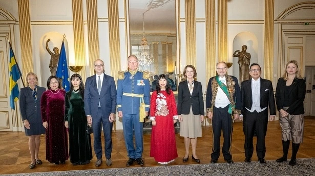 Ambassador Pham Thi Kim Hoa presents Credentials to the King of Sweden