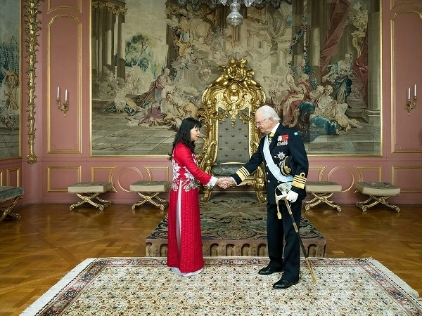 Ambassador Pham Thi Kim Hoa presents Credentials to the King of Sweden