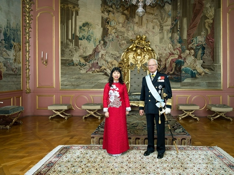 Ambassador Pham Thi Kim Hoa presents Credentials to the King of Sweden